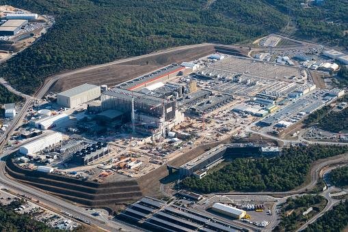 O tokamak experimental de fusão nuclear ITER está sendo construído na França.