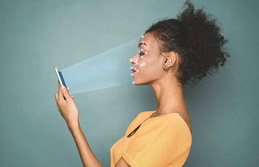 É possível configurar o WhatsApp para abrir apenas com a biometria ou senha