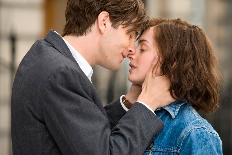 Anne Hathaway e Jim Sturgess são os protagonistas do filme Um Dia