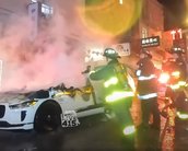 Carro autônomo da Waymo é vandalizado e incendiado nos EUA