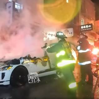 Imagem de Carro autônomo da Waymo é vandalizado e incendiado nos EUA