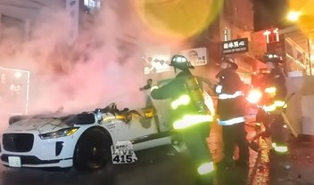 Carro autônomo da Waymo é vandalizado e incendiado nos EUA