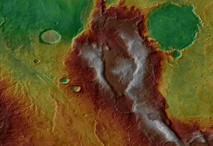 Olympus é o maior vulcão de Marte, até 100 vezes maior que a maior estrutura geológico do tipo na Terra; a imagem apresenta a região de Eridania.