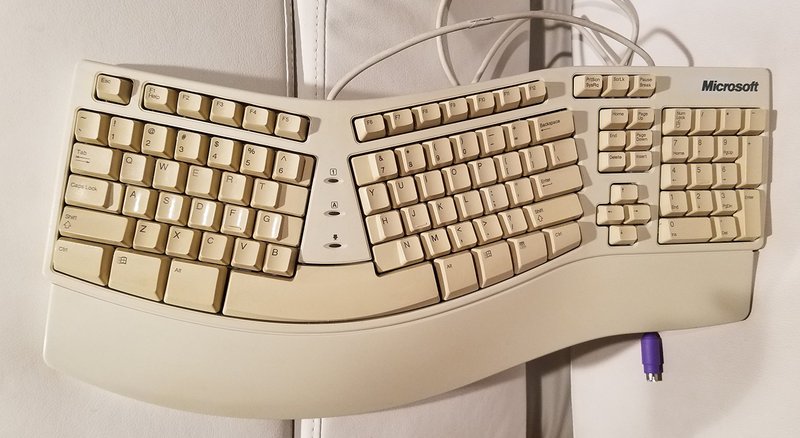 O Microsoft Natural Keyboard era um dos modelos mais populares dos anos 90