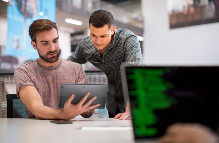 homens em escritório