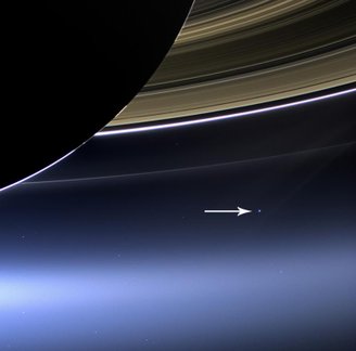 Versão do pálido ponto azul feita pela sonda Cassini em 2013, tendo Saturno em primeiro plano.