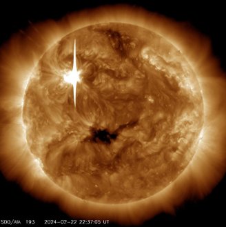 As explosões solares ocorrem devido ao acúmulo de energia magnética no Sol e, quando são liberadas, essa energia causa explosões de radiação eletromagnética.