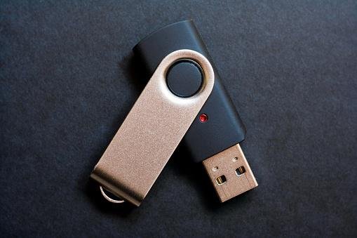 Você também pode usar um pendrive ou HD Externo para armazenar arquivos nele e aliviar seu disco