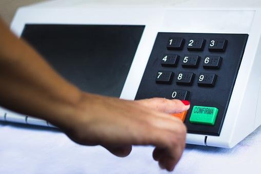 Celulares devem seguir proibidos no momento de registro do voto.