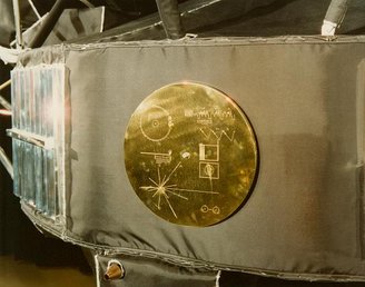 O disco de ouro a bordo da Voyager 1.