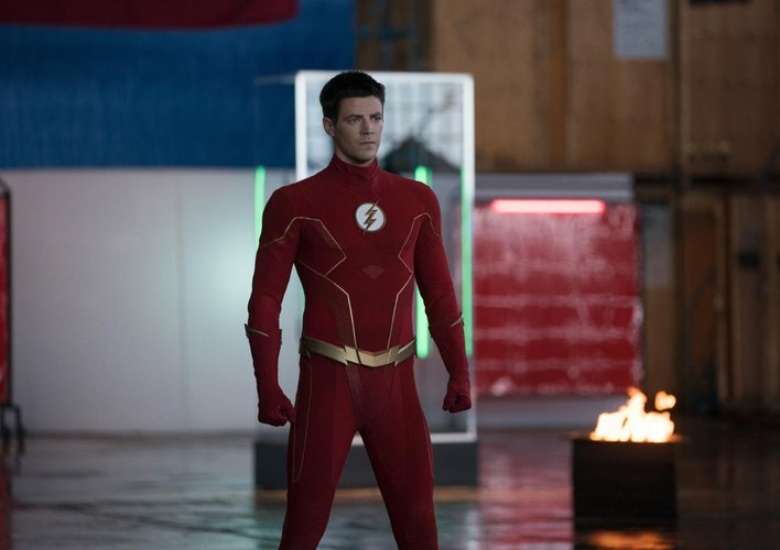 Grant Gustin vivendo o herói The Flash na série de mesmo nome.