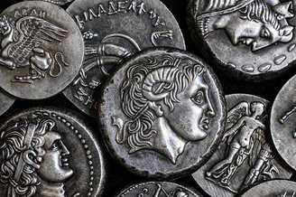 Imagens cunhadas em moedas, murais e artefatos contavam narrativas nem sempre reais.