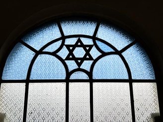 A hostilidade contra os judeus tem raízes em falsas narrativas.