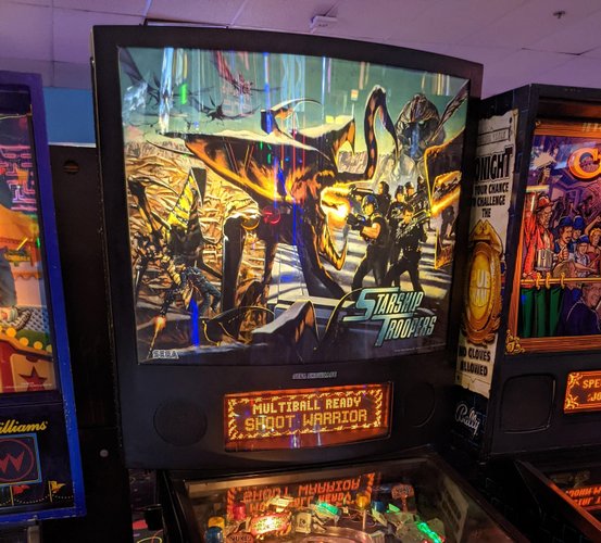 Pinball clássico de Tropas Estelares. Já viu um desses em algum fliperama da sua cidade?