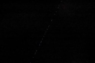 A imagem apresenta a 'linha' de satélites do programa Starlink, da SpaceX.