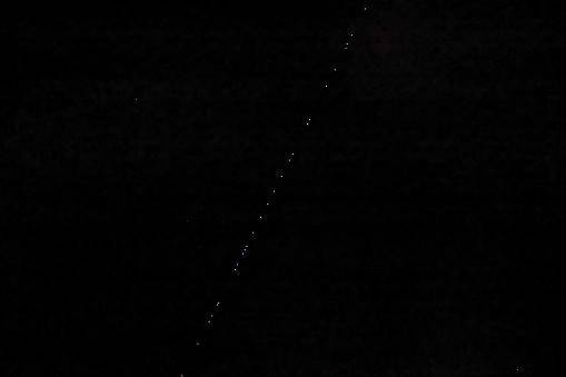 A imagem apresenta a 'linha' de satélites do programa Starlink, da SpaceX.