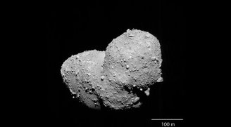 Apesar de parecer um objeto sólido, o asteroide em formato de coração é formado por pequenas pedras; a maior delas tem aproximadamente 50 metros de diâmetro.