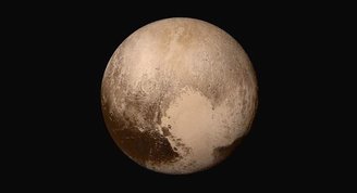 A famosa forma de coração em Plutão é chamada de Tombaugh Regio, um fenômeno causado pela circulação atmosférica do planeta.