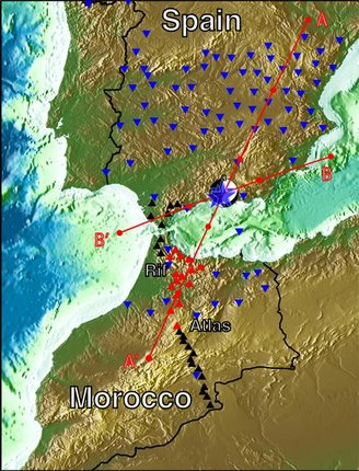 Triângulos azuis marcam estações sísmicas em Espanha e Marrocos, e os vermelhos dão orientações sobre a placa invertida.