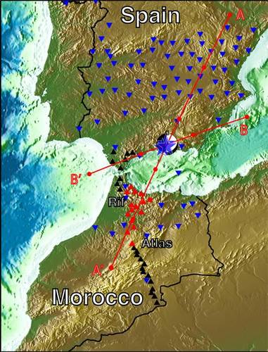Triângulos azuis marcam estações sísmicas em Espanha e Marrocos, e os vermelhos dão orientações sobre a placa invertida.