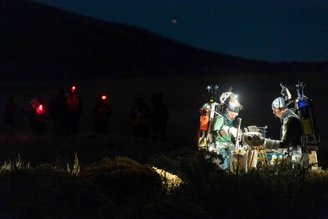 Astronautas da NASA testam um protótipo da câmera HULC em uma simulação de atividade extraveicular. 