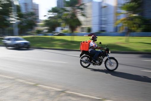 Ainda não há um projeto de regulamentação para motoboys no Brasil (Imagem: Getty Images)