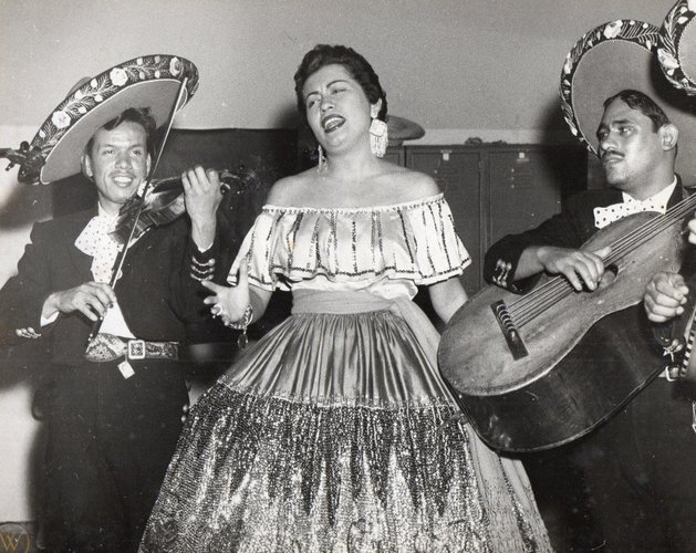 Lola se apresentando ao lado de mariachis na década de 1950.