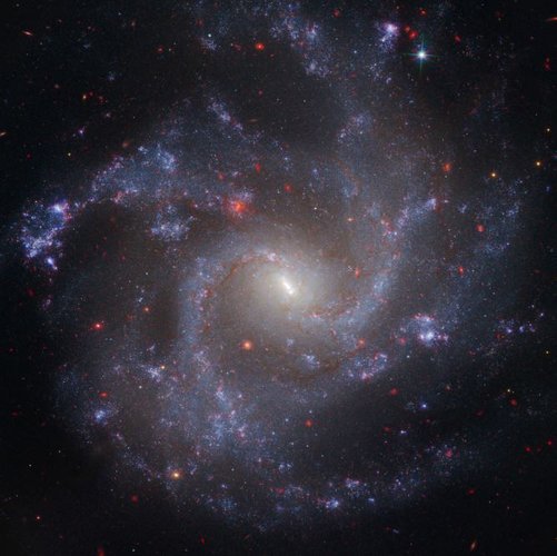 A galáxia NGC 5468 (imagem) foi fotografada combinando dados dos telescópios Hubble e James Webb.