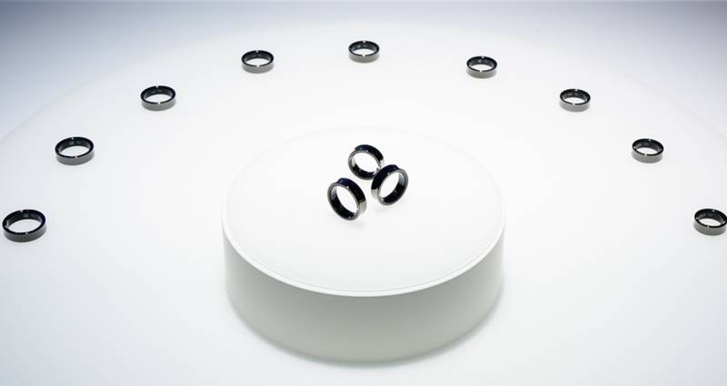 O Galaxy Ring em exibição na MWC 2024: vários tamanhos e múltiplos sensores embutidos.