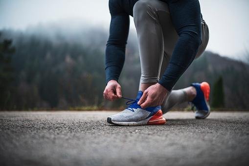 Tênis para corrida: aquele que você coloca no pé e se sente confortável.