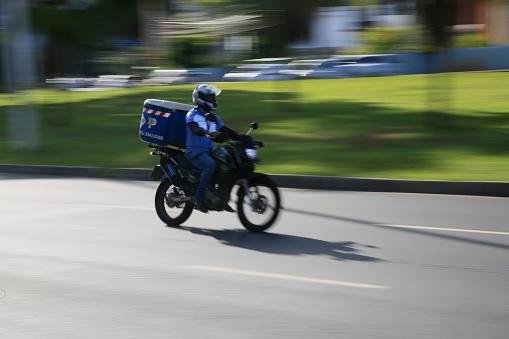 O governo federal quer voltar a discutir sobre o projeto de lei para motociclistas de apps.