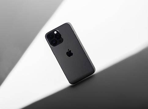 O novo iPhone 16 pode ter bordas ainda mais finas. (Imagem: Getty Images)