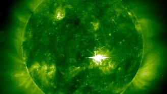 Os eventos solares com potencial para nos afetar ocorrem na face do Sol voltada para a Terra. 
