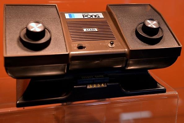 Pong ganhou versões para fliperamas e tinha inclusive um console próprio para curtir o clássico. (Fonte: Getty Images/Reprodução)