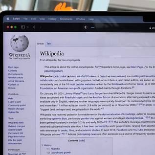 Imagem de Wikipédia pede doações em dinheiro aos leitores para se manter no ar