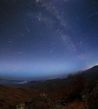 Chuva de meteoros Líridas sobre o céu do Chile.