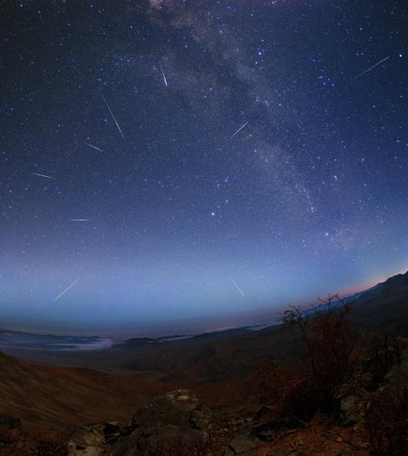 Chuva de meteoros Líridas sobre o céu do Chile.