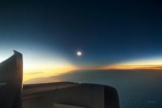 Eclipse solar total visto de um avião.