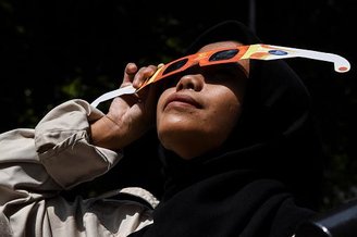 Não é seguro observar fases parciais do eclipse sem proteção solar adequada!