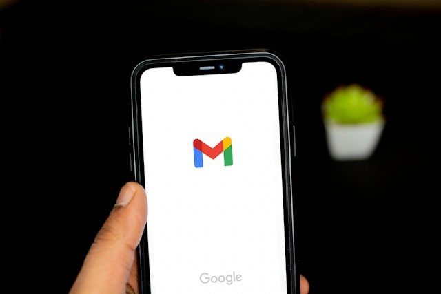 O Gmail sempre foi móvel, pois podia ser acessado de qualquer computador com internet, através do navegador. Agora, ele cabe na mão. (Imagem: Solen Feyissa/Unsplash)