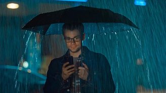 Usar o celular durante uma tempestade não faz com que você fique mais exposto a raios. (Imagem: Getty Images)