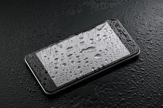O celular em contato com a chuva pode sofrer danos irreparáveis por conta da água em componentes internos. (Imagem: Getty Images)