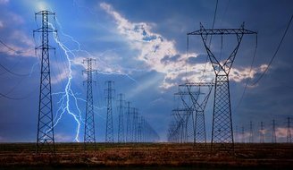 A rede elétrica pode sofrer descargas de energias durante chuvas fortes ou tempestades. (Imagem: Getty Images)