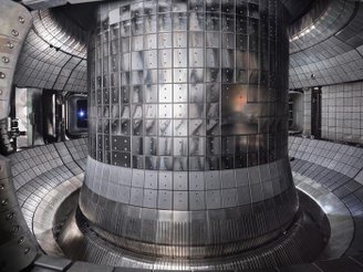 A imagem apresenta a câmera de vácuo do reator da Pesquisa Avançada Supercondutora Tokamak da Coreia (KSTAR).