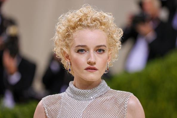 Julia Garner é uma atriz premiada que participou da série Ozark.