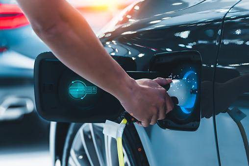 Carros elétricos estão se popularizando, mas não no nível que o mercado gostaria.