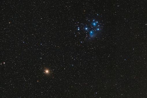 As Plêiades são as estrelas mais azuladas.