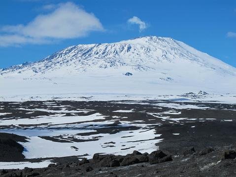 O Erebus tem erupções contínuas, mas com explosões moderadas.