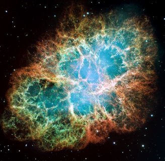 A imagem apresenta a Nebulosa de Caranguejo (M1), uma remanescente de supernova a cerca de 6,5 mil anos-luz de distância.