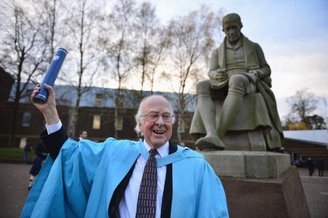 Peter Higgs era professor emérito da Universidade de Edimburgo.